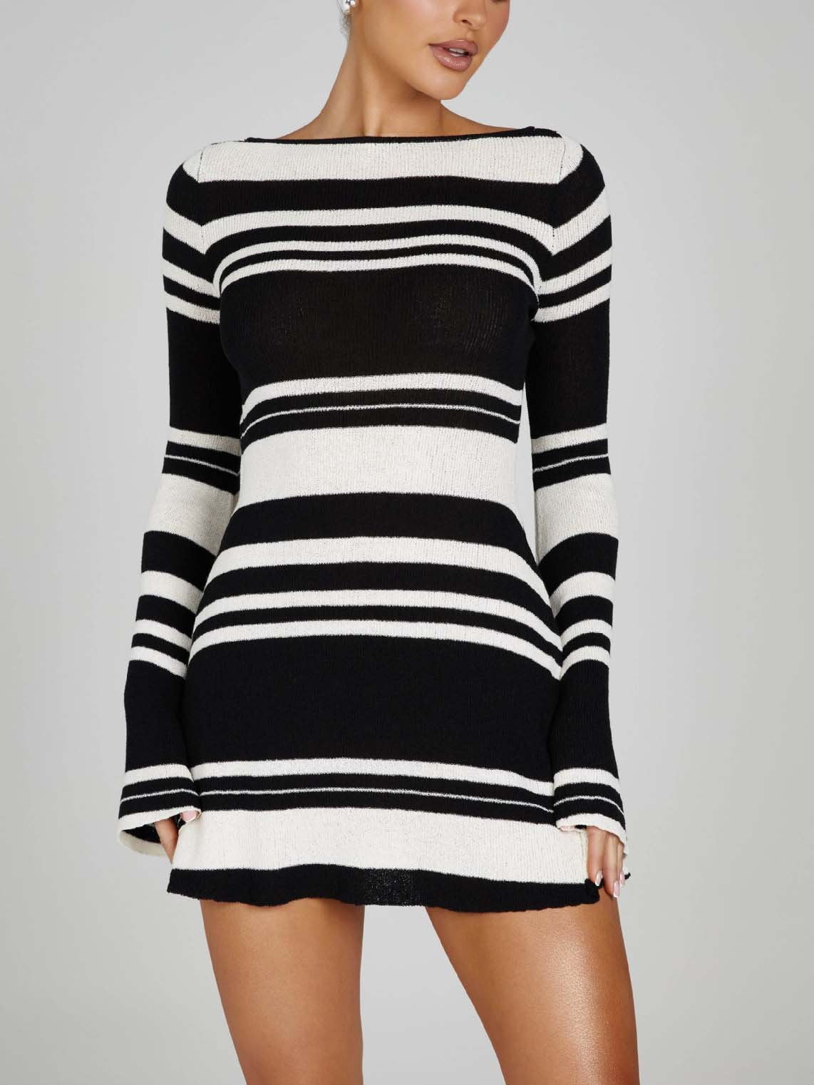 Elegantes gestreiftes Strick-Minikleid mit offenem Rücken