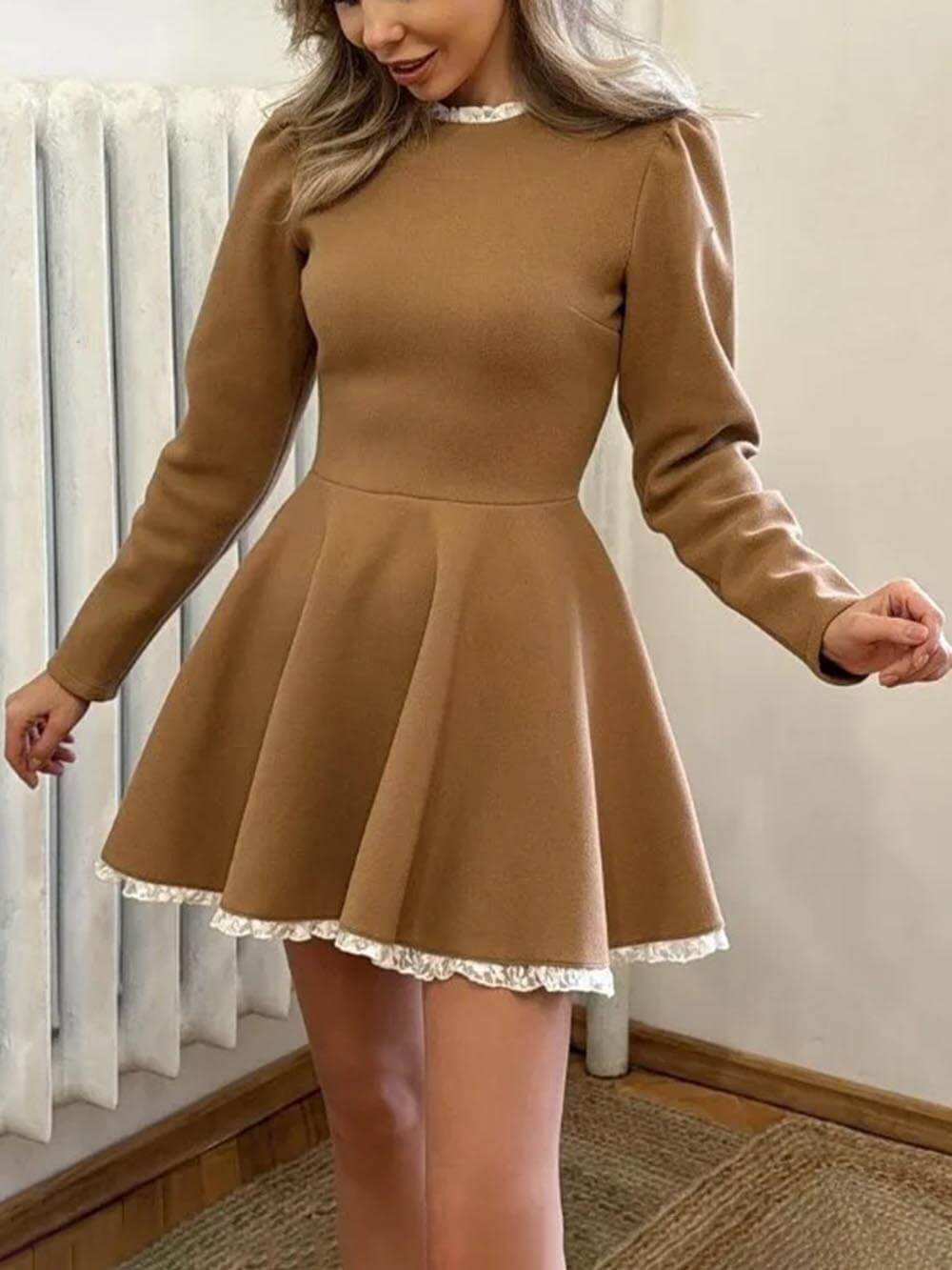Elegantes Minikleid mit Spitzeneinsatz und hoher Taille und langen Ärmeln