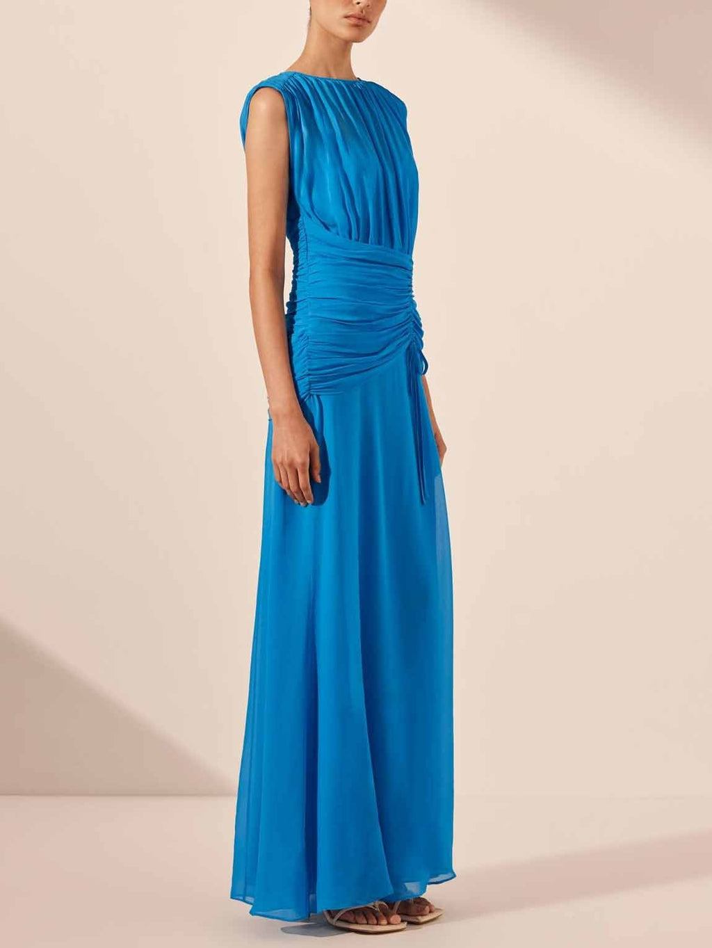 Elegantes, ärmelloses, fließendes, plissiertes Maxikleid