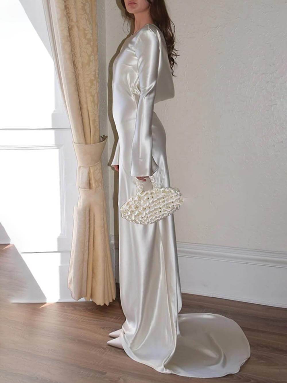 Elegantes und exquisites rückenfreies Maxikleid aus Satin mit Rundhalsausschnitt