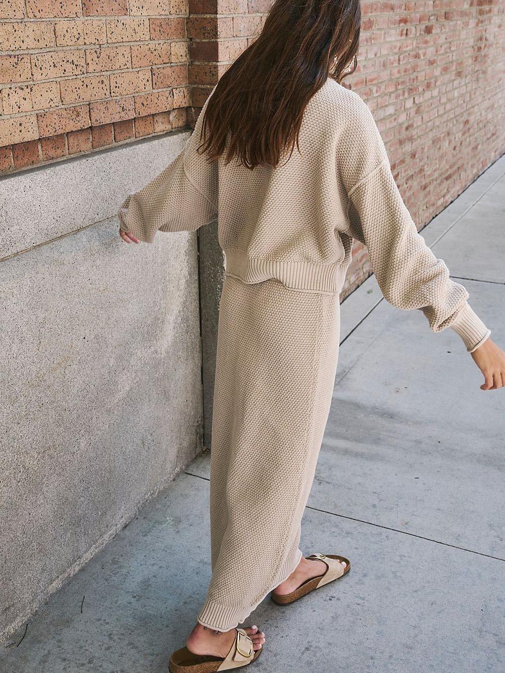 Ensemble jupe-pull unique à col haut et épaules tombantes