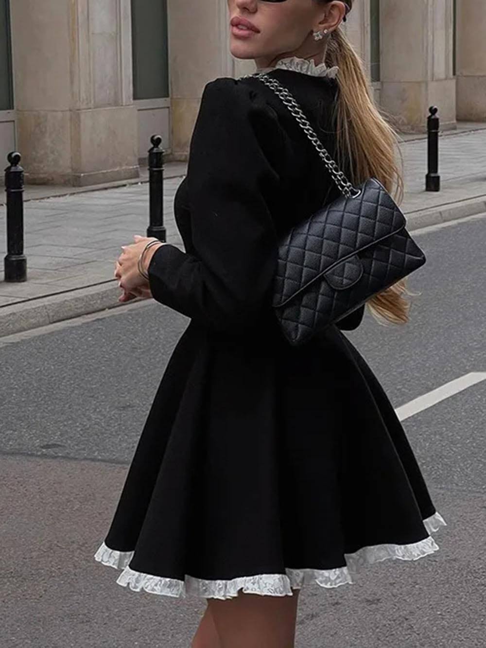 Elegantes Minikleid mit Spitzeneinsatz und hoher Taille und langen Ärmeln
