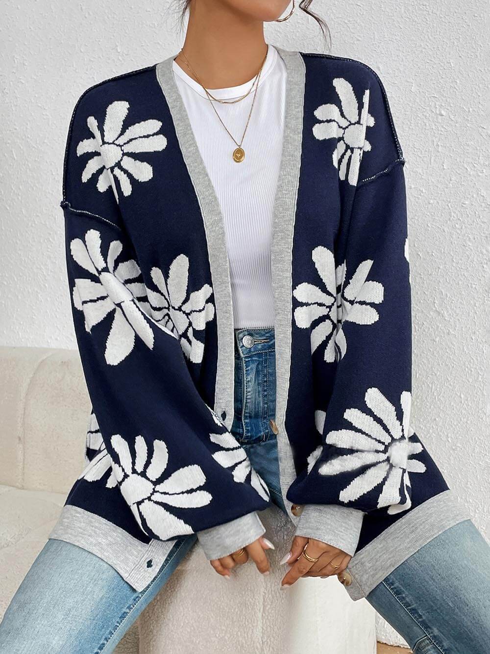 Klassischer, lockerer Strickcardigan mit V-Ausschnitt und Print