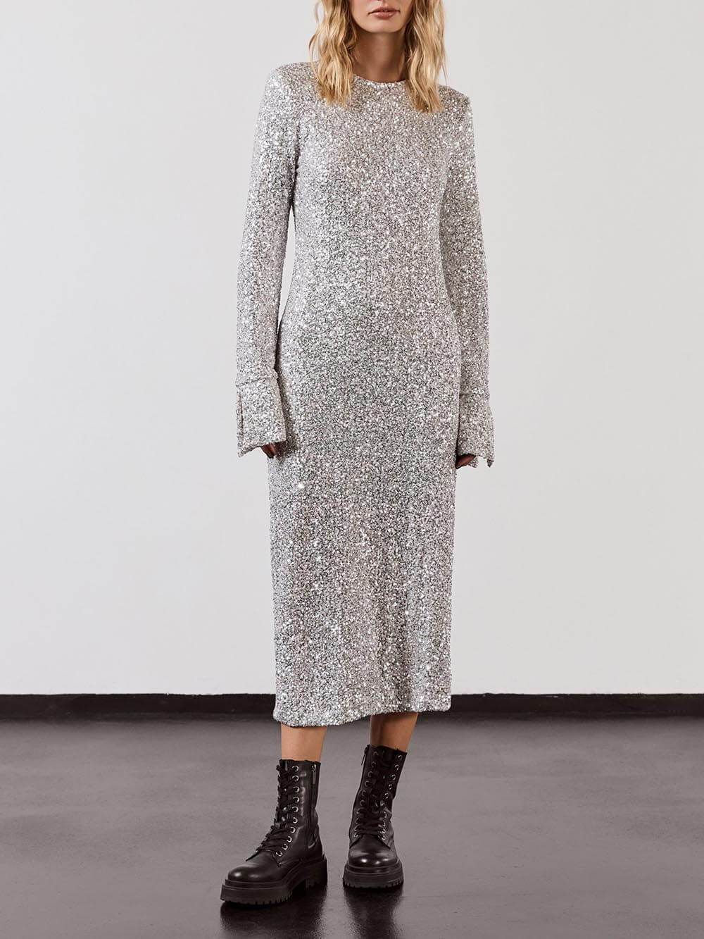 Robe mi-longue ample à manches longues et dos nu à paillettes scintillantes