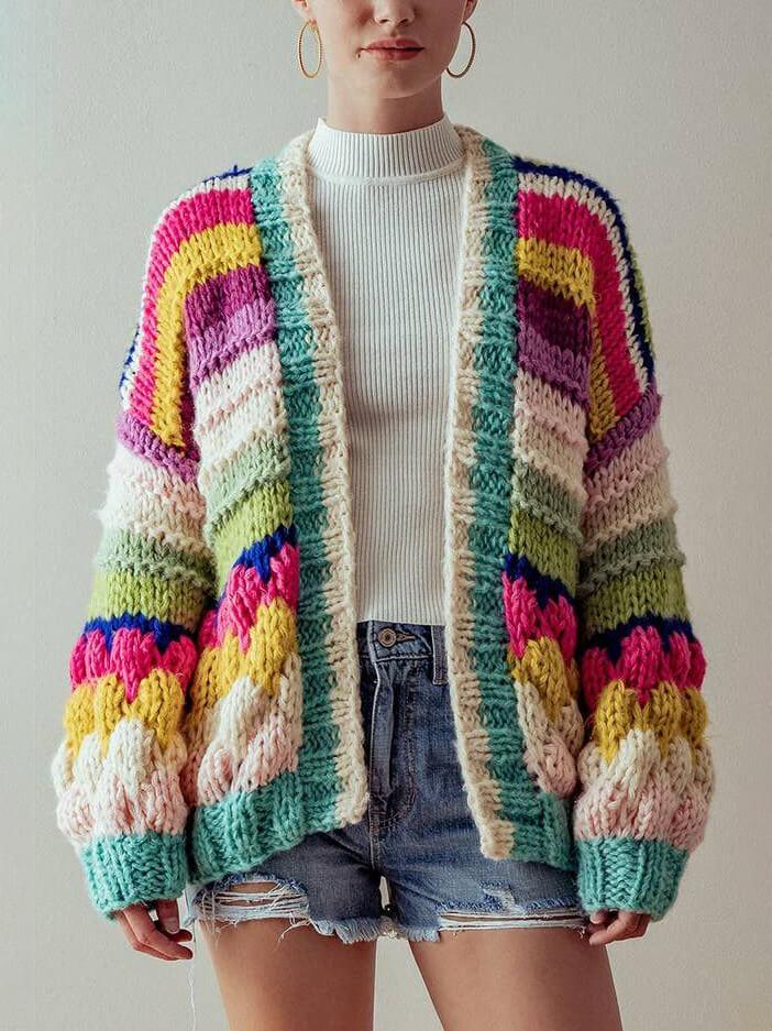 Bunt gestreifte Strickjacke mit grobem Strick
