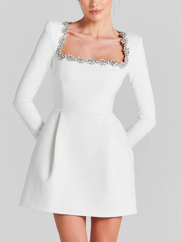 Elegantes Minikleid mit quadratischem Ausschnitt und Kristallverzierung