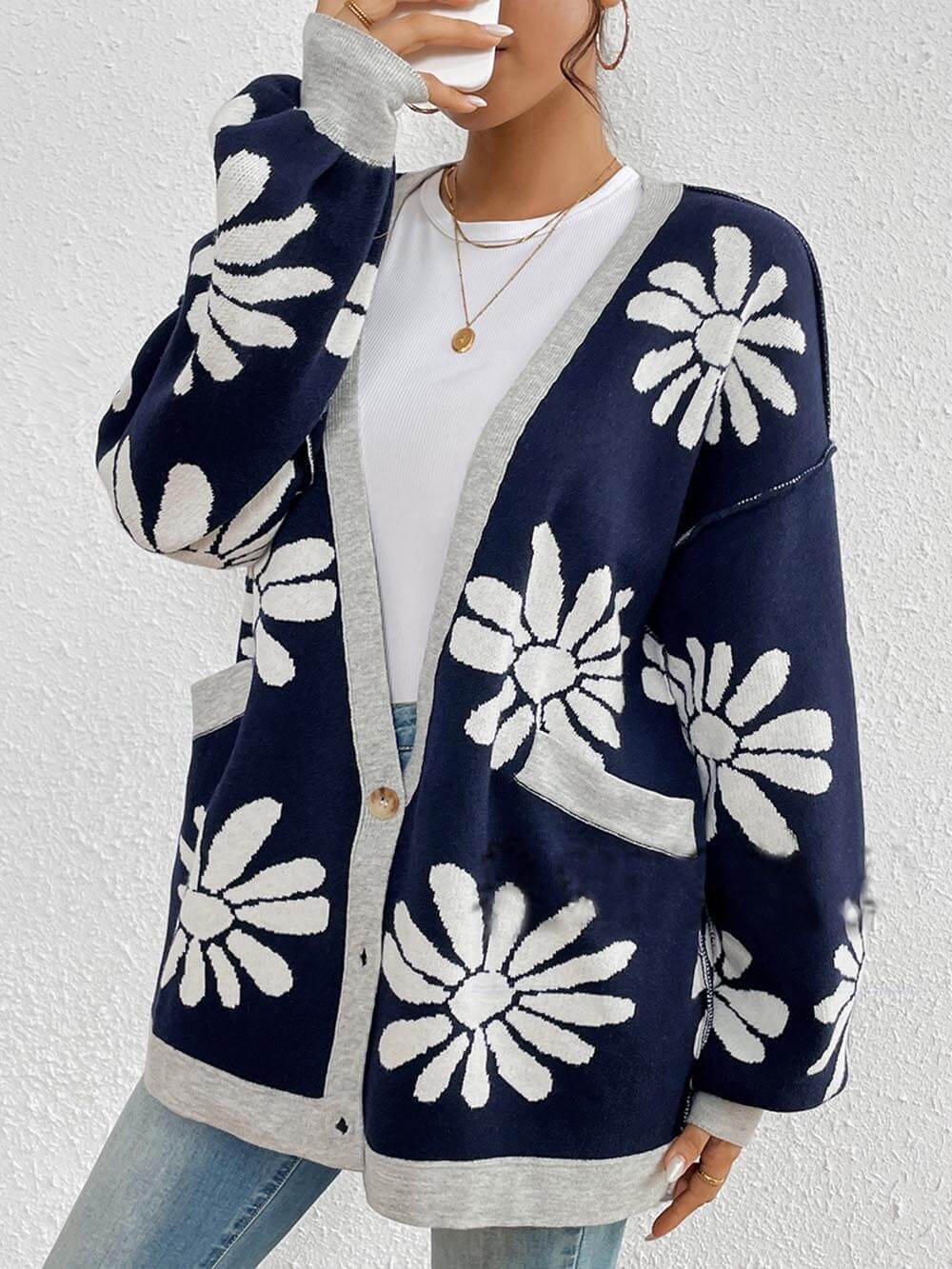 Klassischer, lockerer Strickcardigan mit V-Ausschnitt und Print