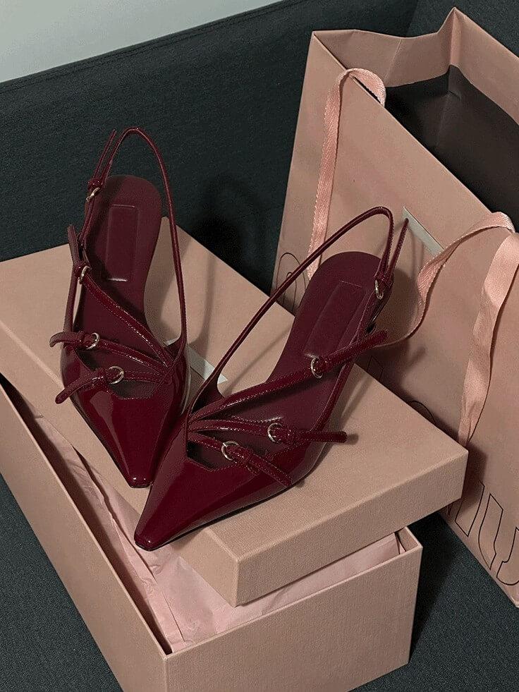 Escarpins à talons aiguilles pointus et à lanières en cuir verni