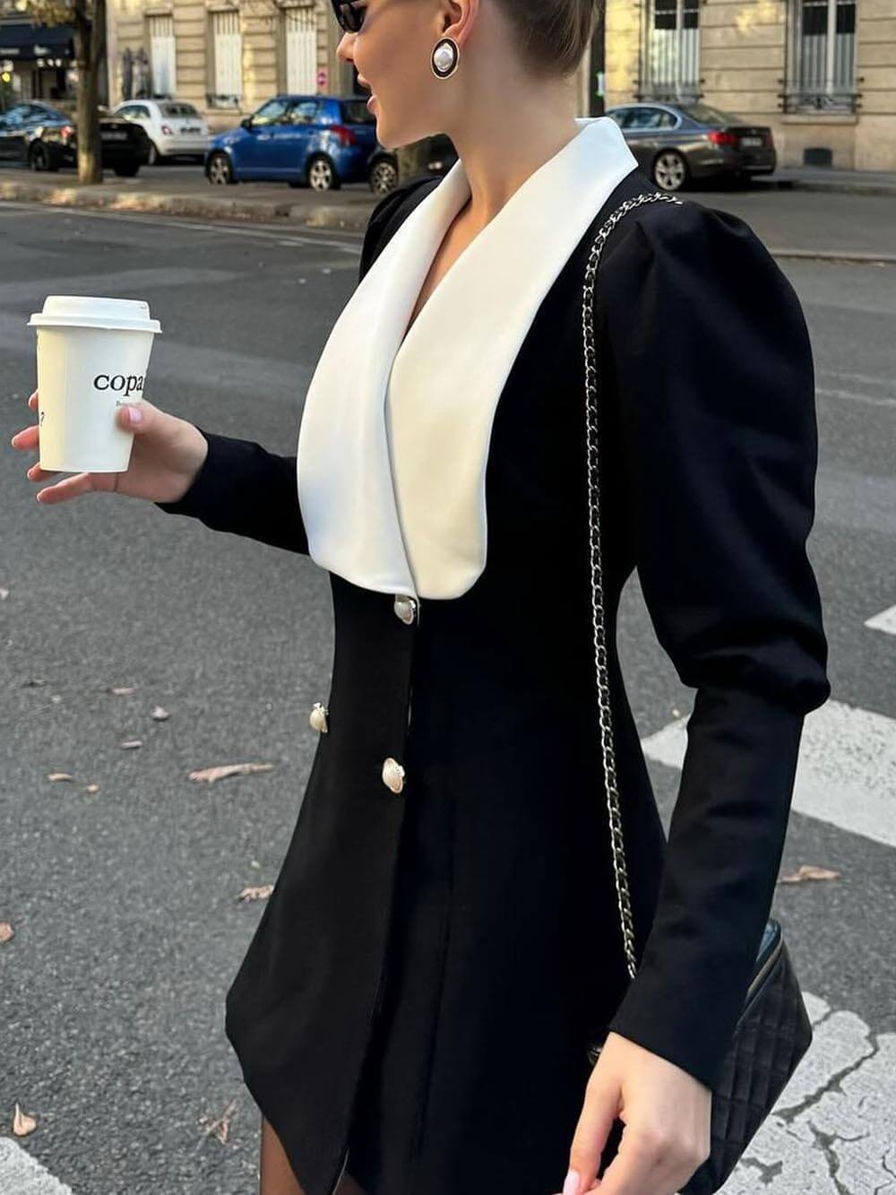 Elegantes Blazer-Minikleid mit Metallschnalle in Kontrastfarbe und Revers