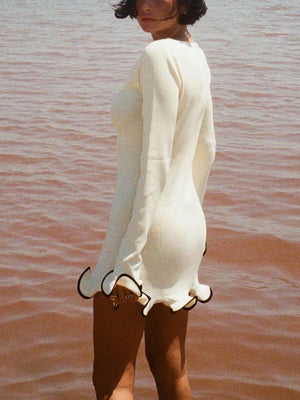 Robe courte unique à ourlet roulé et col rond, coupe ajustée