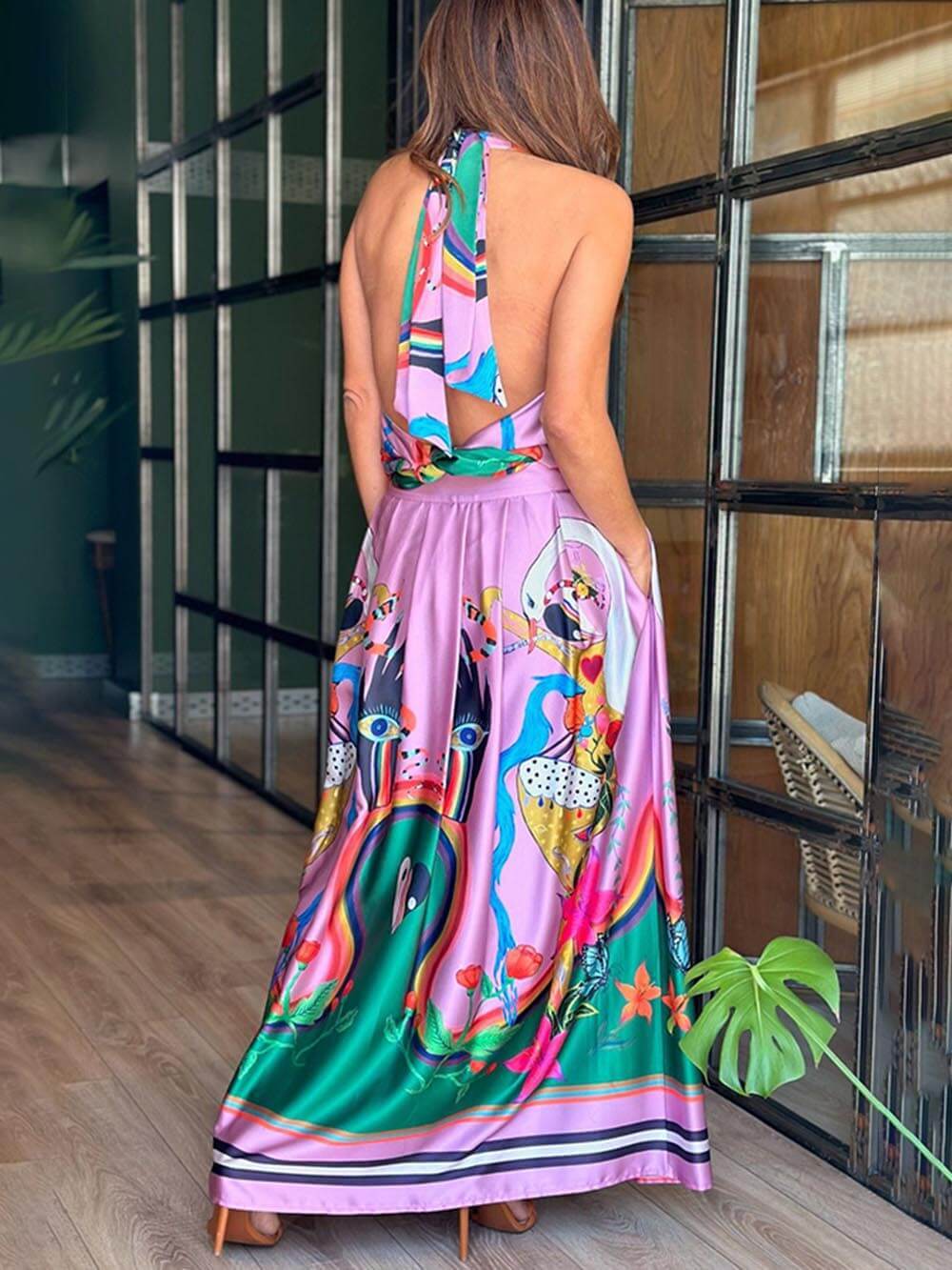 Elegance Unique – Neckholder-Maxikleid aus Satin mit Print und Bindetasche auf der Rückseite