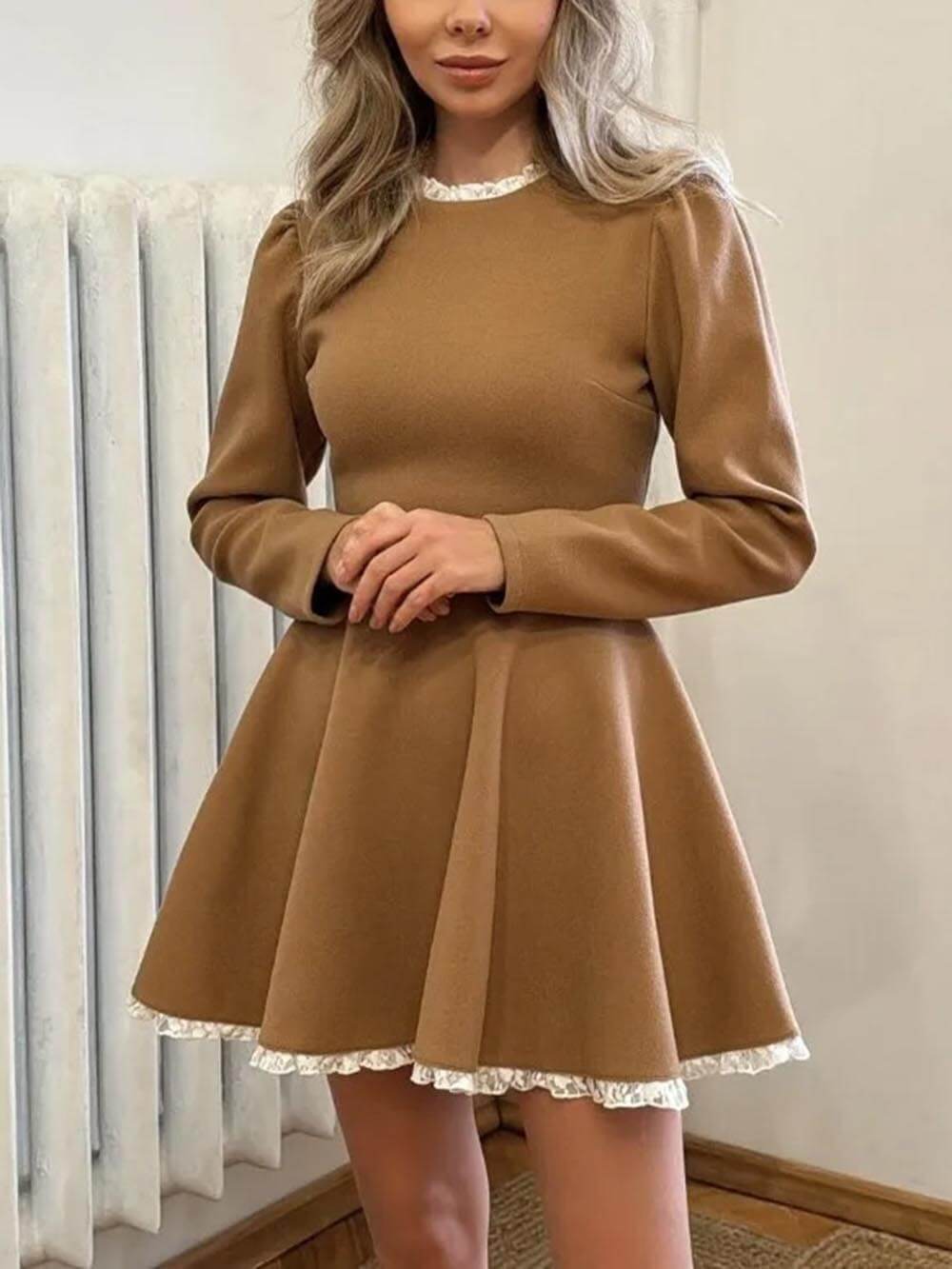 Elegantes Minikleid mit Spitzeneinsatz und hoher Taille und langen Ärmeln