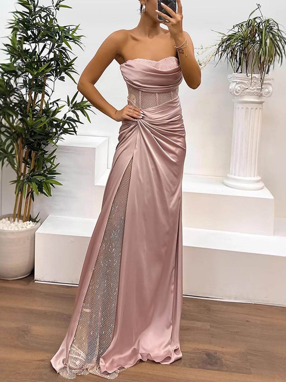 Zartes, schulterfreies Maxikleid aus Satin mit Pailletten und Netzstoff