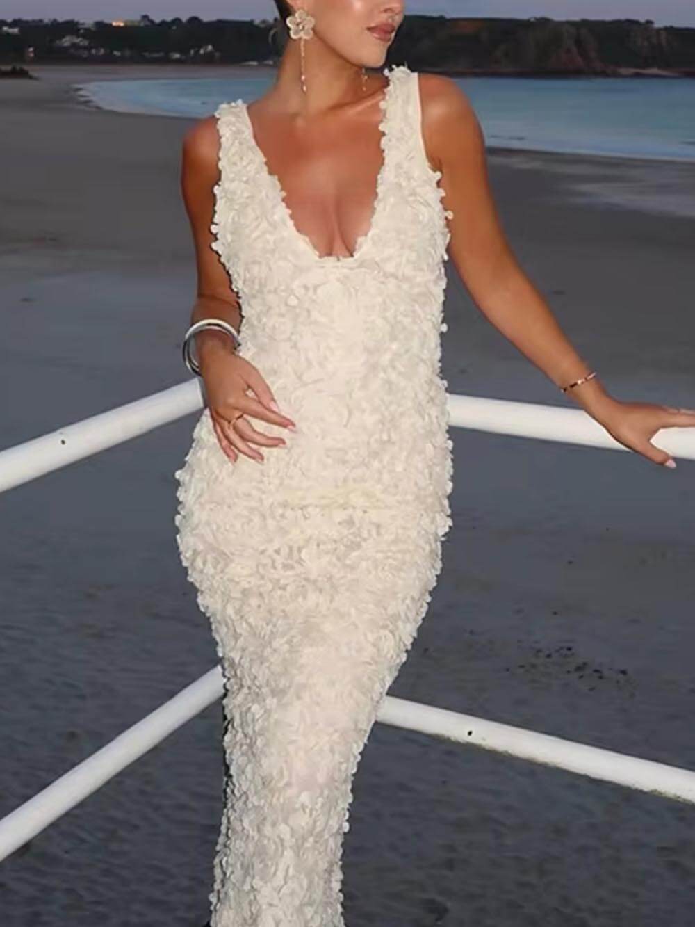 Elegantes Abendkleid mit tiefem V-Ausschnitt und Blumenapplikation