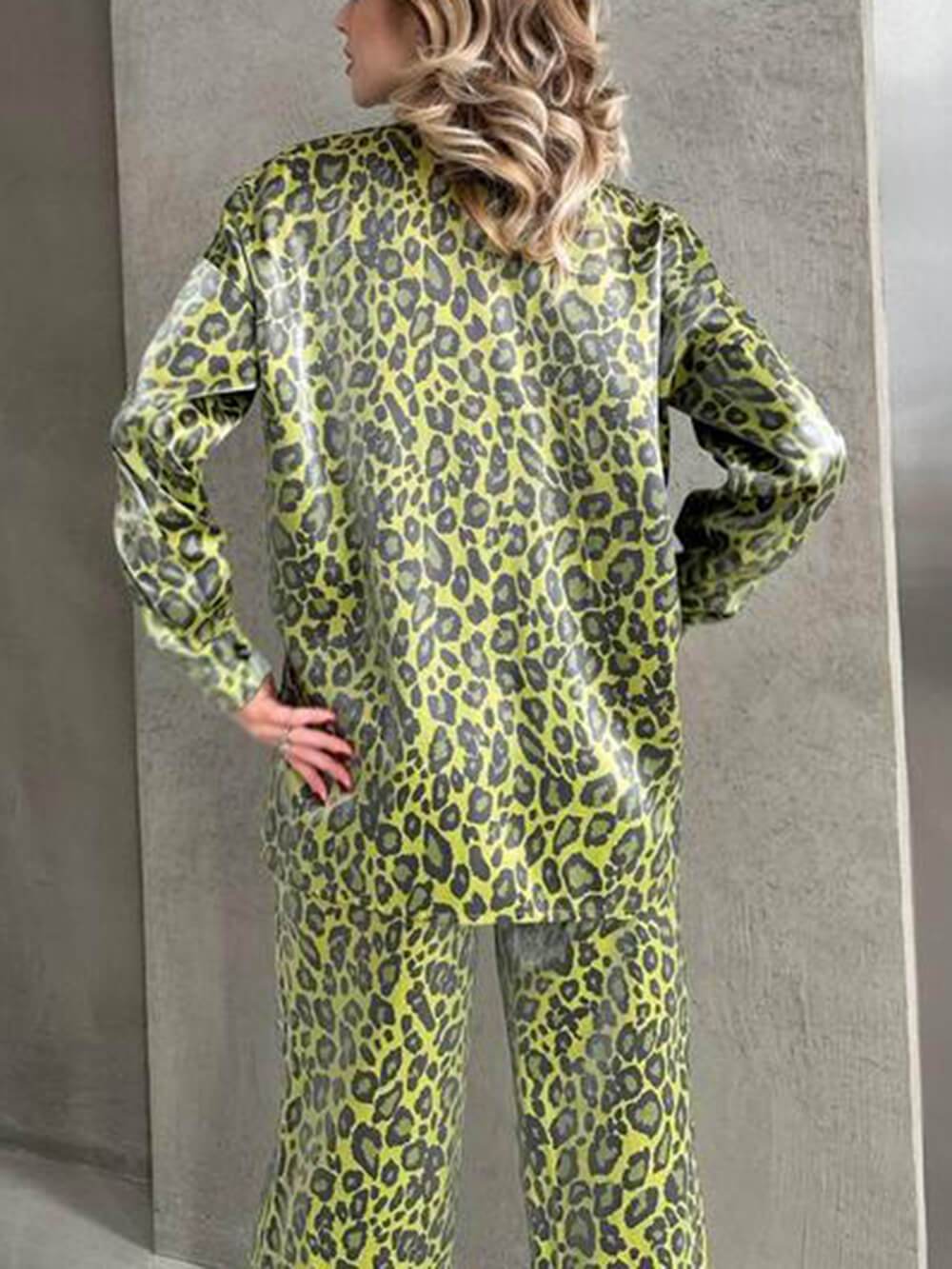 Einzigartiges Set aus langärmligem Oberteil mit Leopardenmuster und lockerer Hose mit elastischer Taille und Bindegürtel