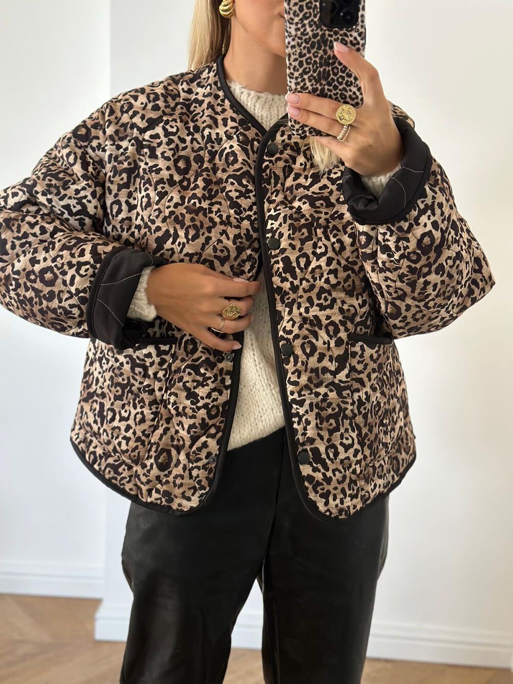 Einzigartige Bomberjacke mit Leopardenmuster und Knöpfen