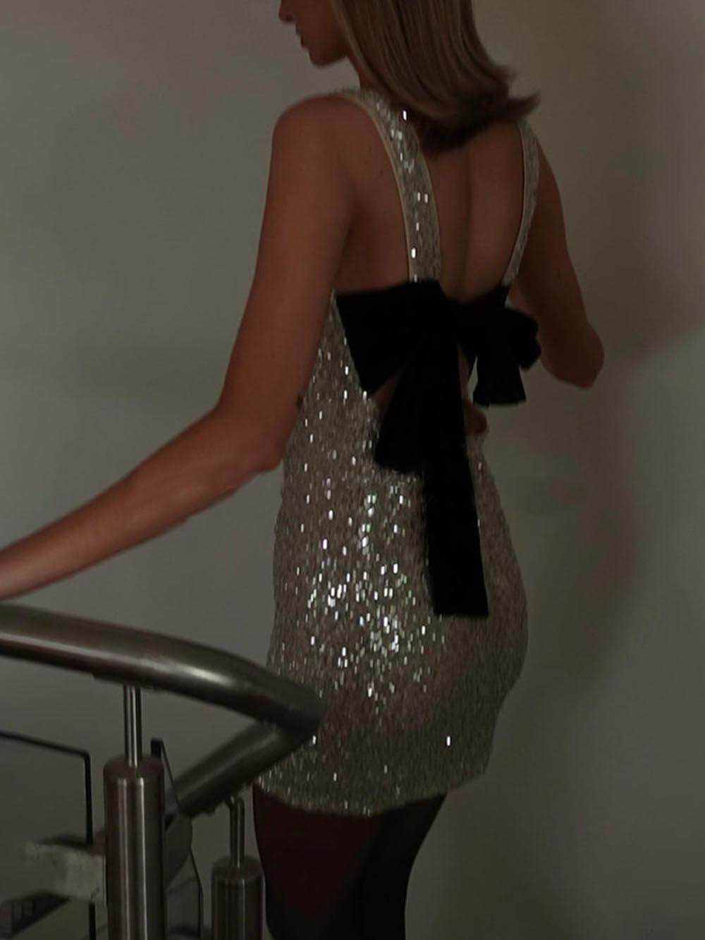 Party-Minikleid aus Samt mit Pailletten auf der Rückseite und Schleife