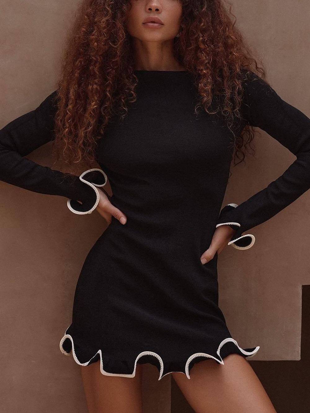 Einzigartiges, schmal geschnittenes Minikleid mit gerolltem Saum und Rundhalsausschnitt