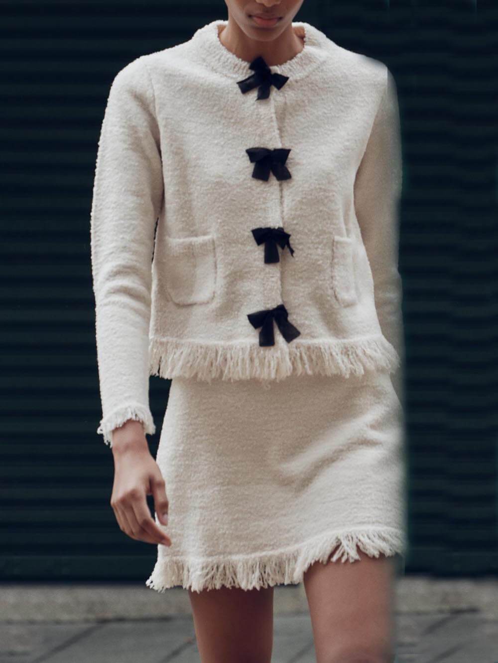 Modisches Set aus langärmliger Strickjacke und Rock mit Schleife