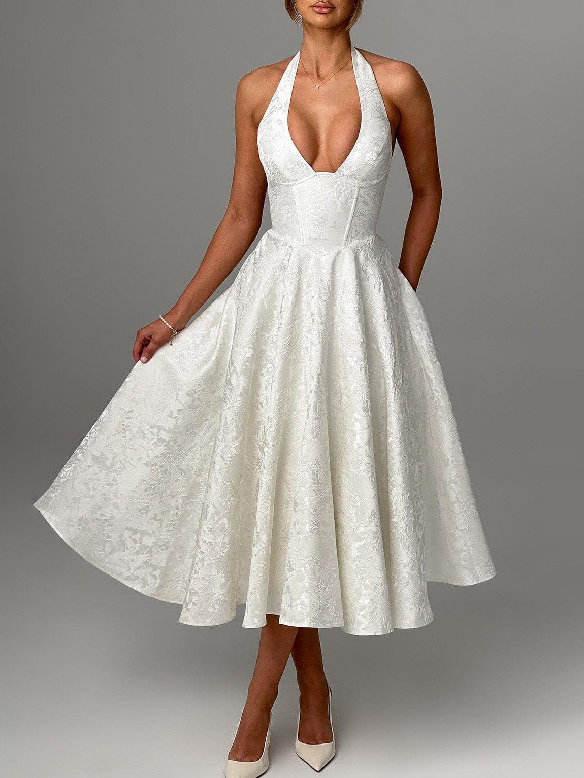 Elegantes Vintage-Midikleid aus Jacquard mit V-Ausschnitt und Neckholder