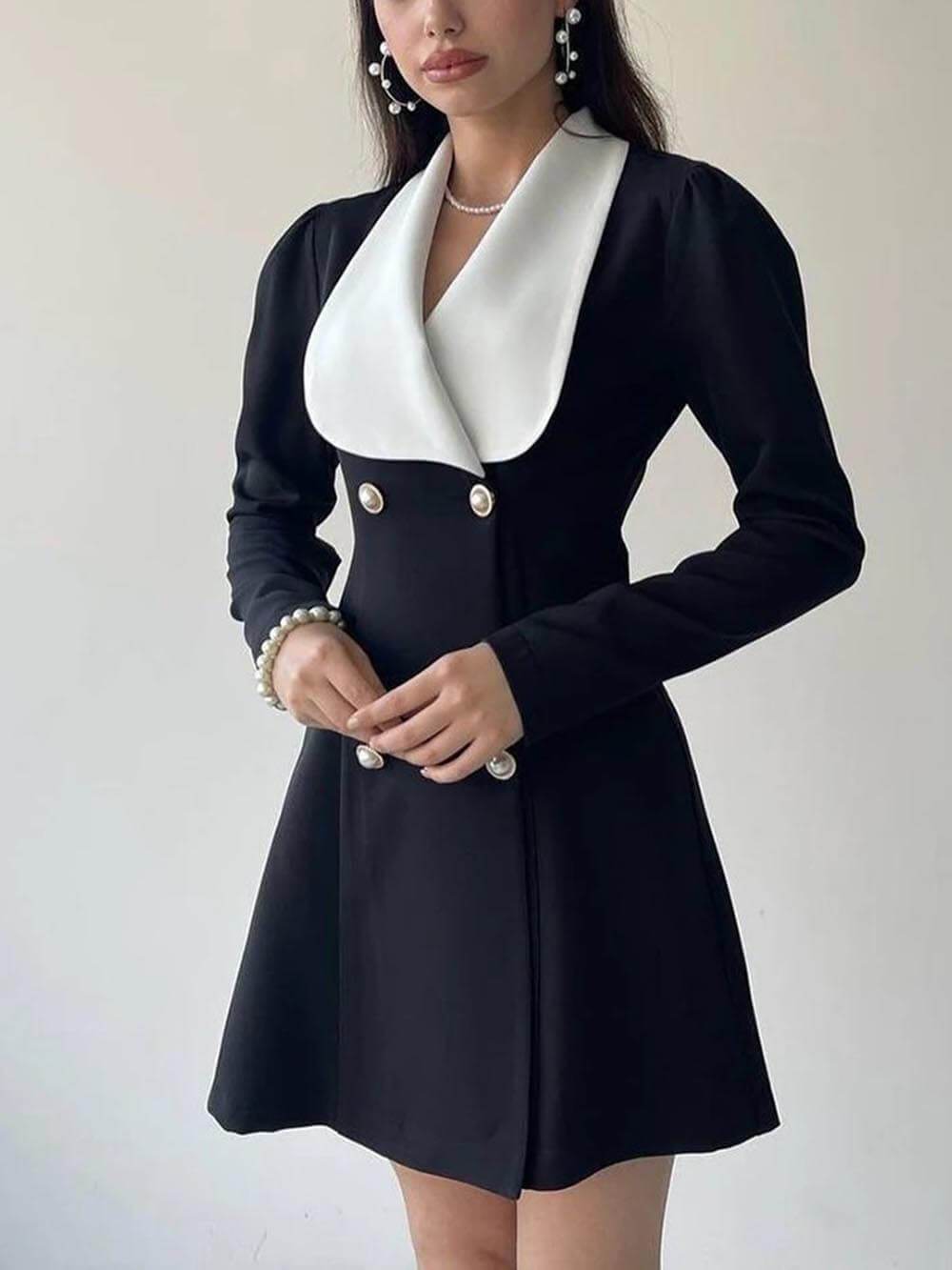 Elegantes Blazer-Minikleid mit Metallschnalle in Kontrastfarbe und Revers