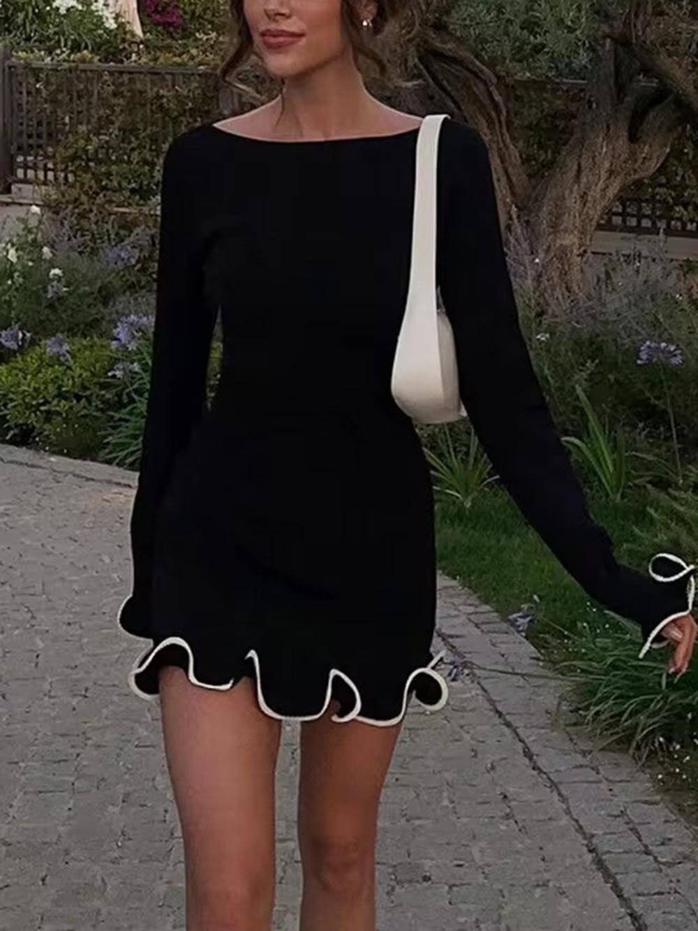 Einzigartiges, schmal geschnittenes Minikleid mit gerolltem Saum und Rundhalsausschnitt