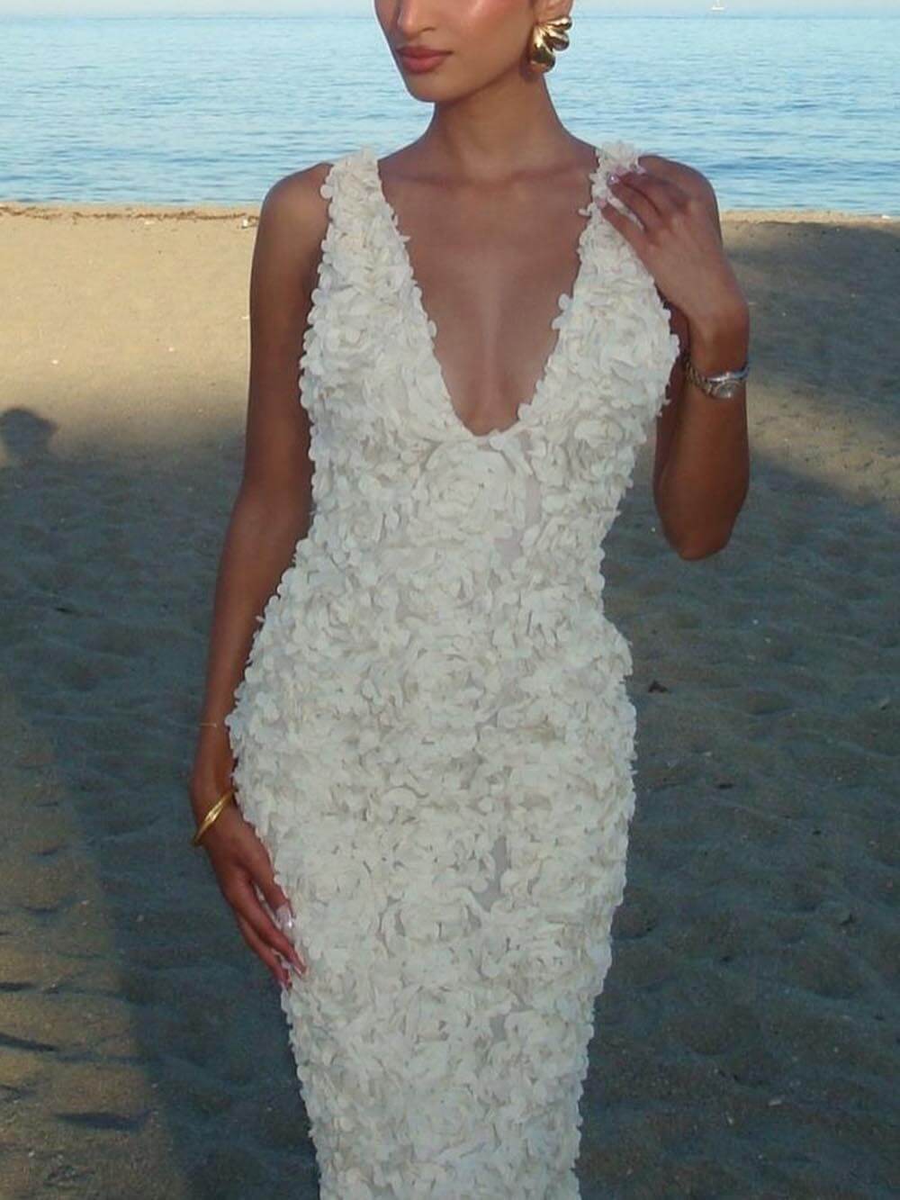 Elegantes Abendkleid mit tiefem V-Ausschnitt und Blumenapplikation