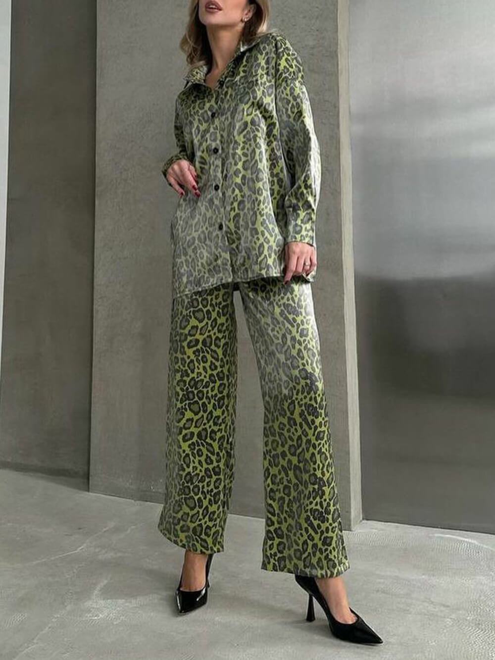 Einzigartiges Set aus langärmligem Oberteil mit Leopardenmuster und lockerer Hose mit elastischer Taille und Bindegürtel