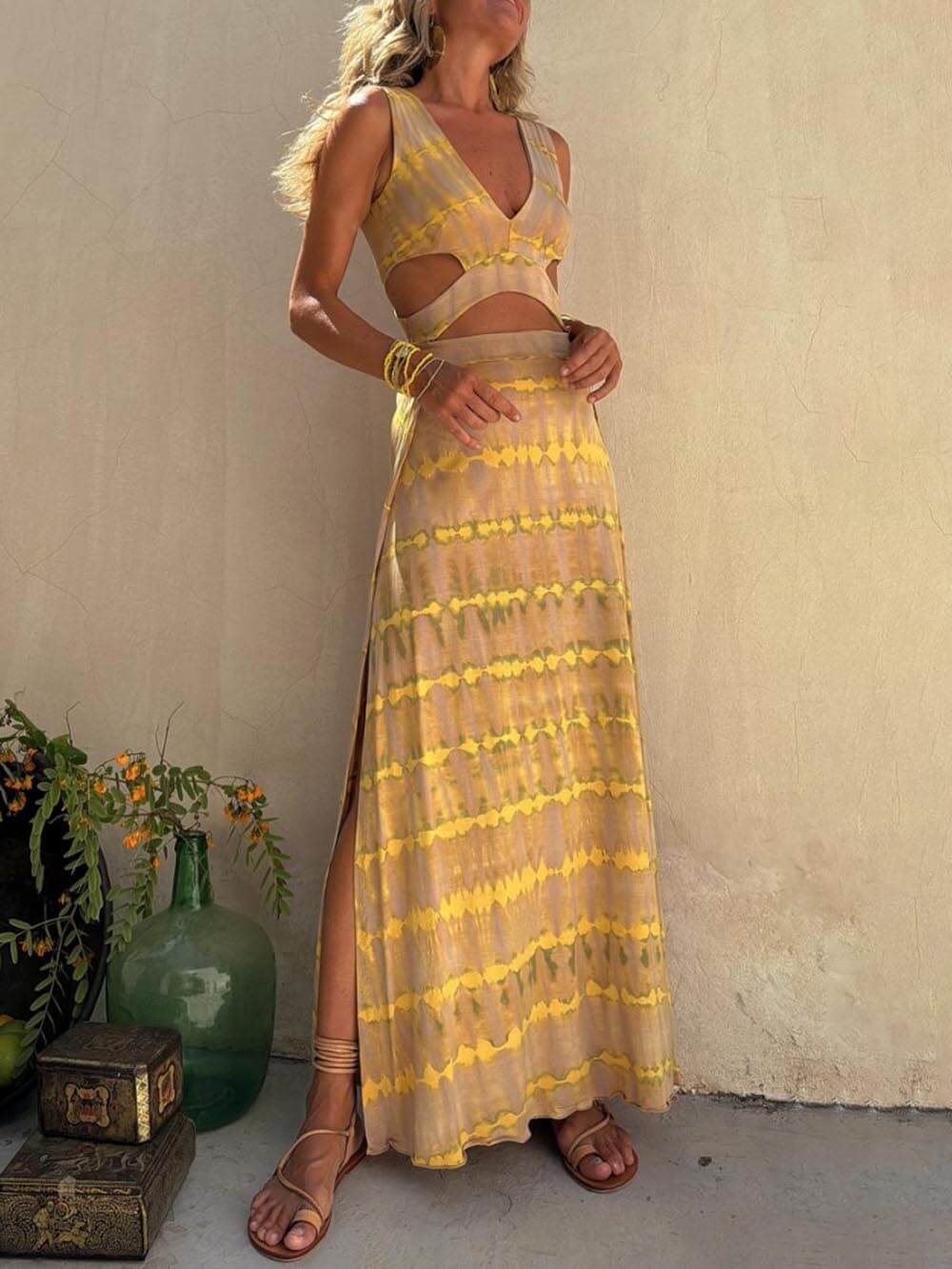 Einzigartiges Stretchkleid mit Batikdruck und Cutout-Design und Schlitz