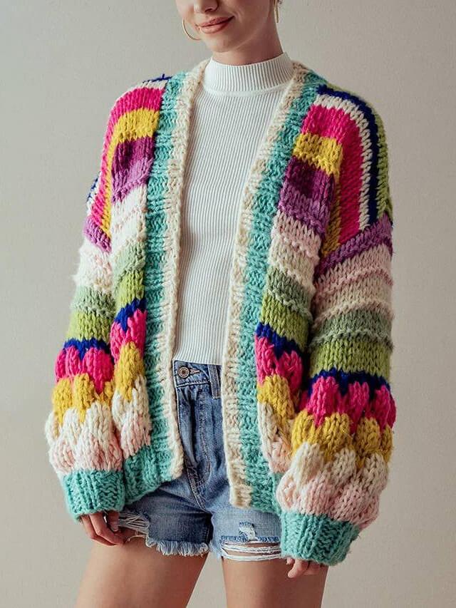Bunt gestreifte Strickjacke mit grobem Strick