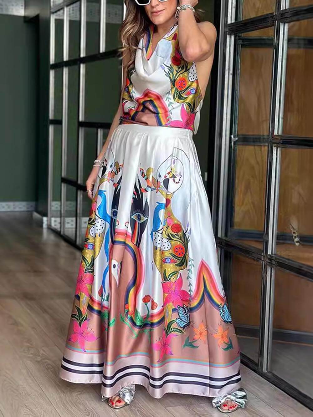 Elegance Unique – Neckholder-Maxikleid aus Satin mit Print und Bindetasche auf der Rückseite