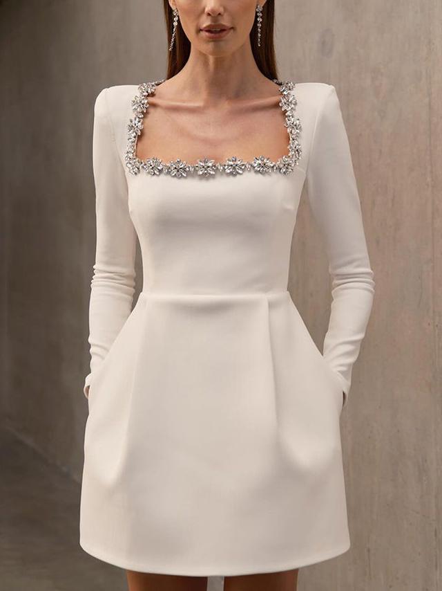 Elegantes Minikleid mit quadratischem Ausschnitt und Kristallverzierung