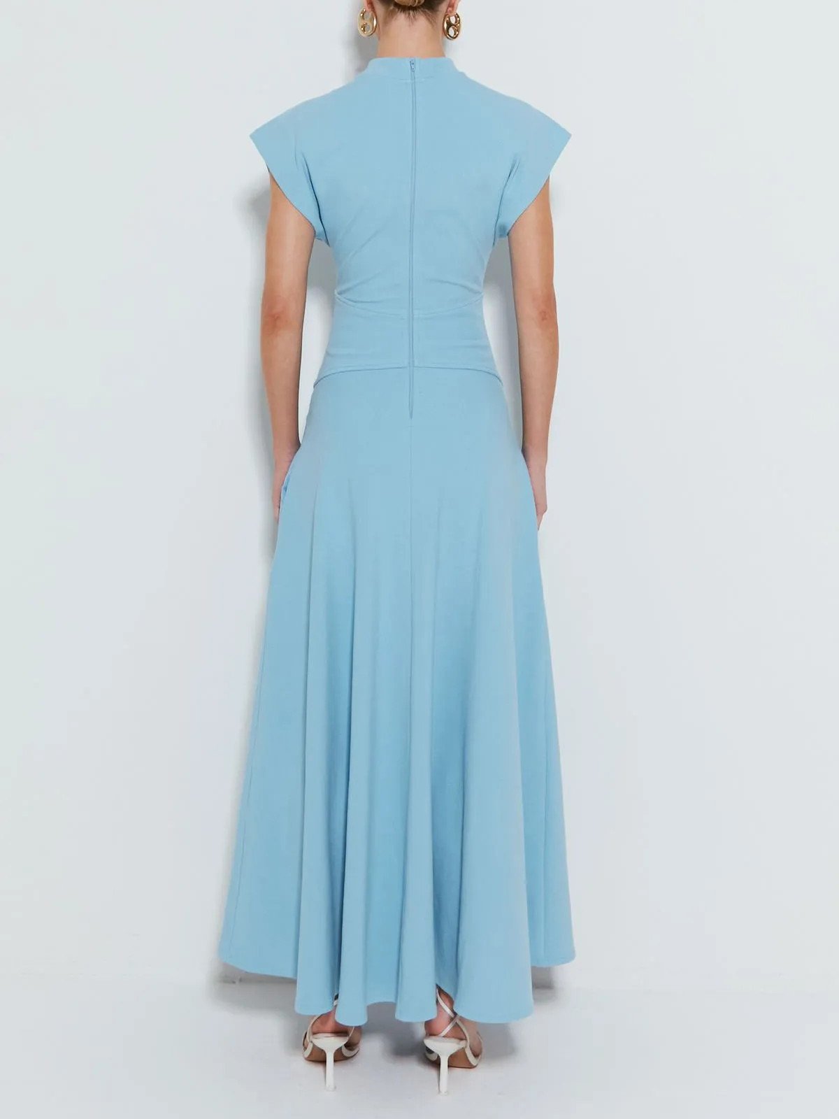 Robe longue moderne à col ras du cou et poignets larges