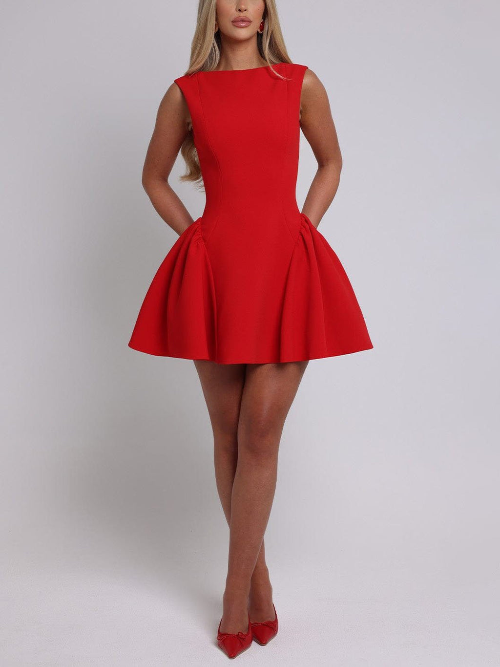 Elegantes Minikleid mit offenem Rücken und Raffung