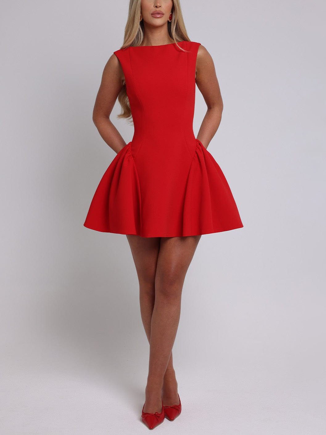 Elegantes Minikleid mit offenem Rücken und Raffung