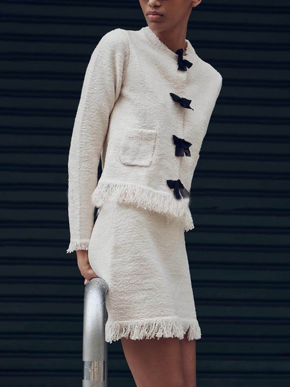 Modisches Set aus langärmliger Strickjacke und Rock mit Schleife