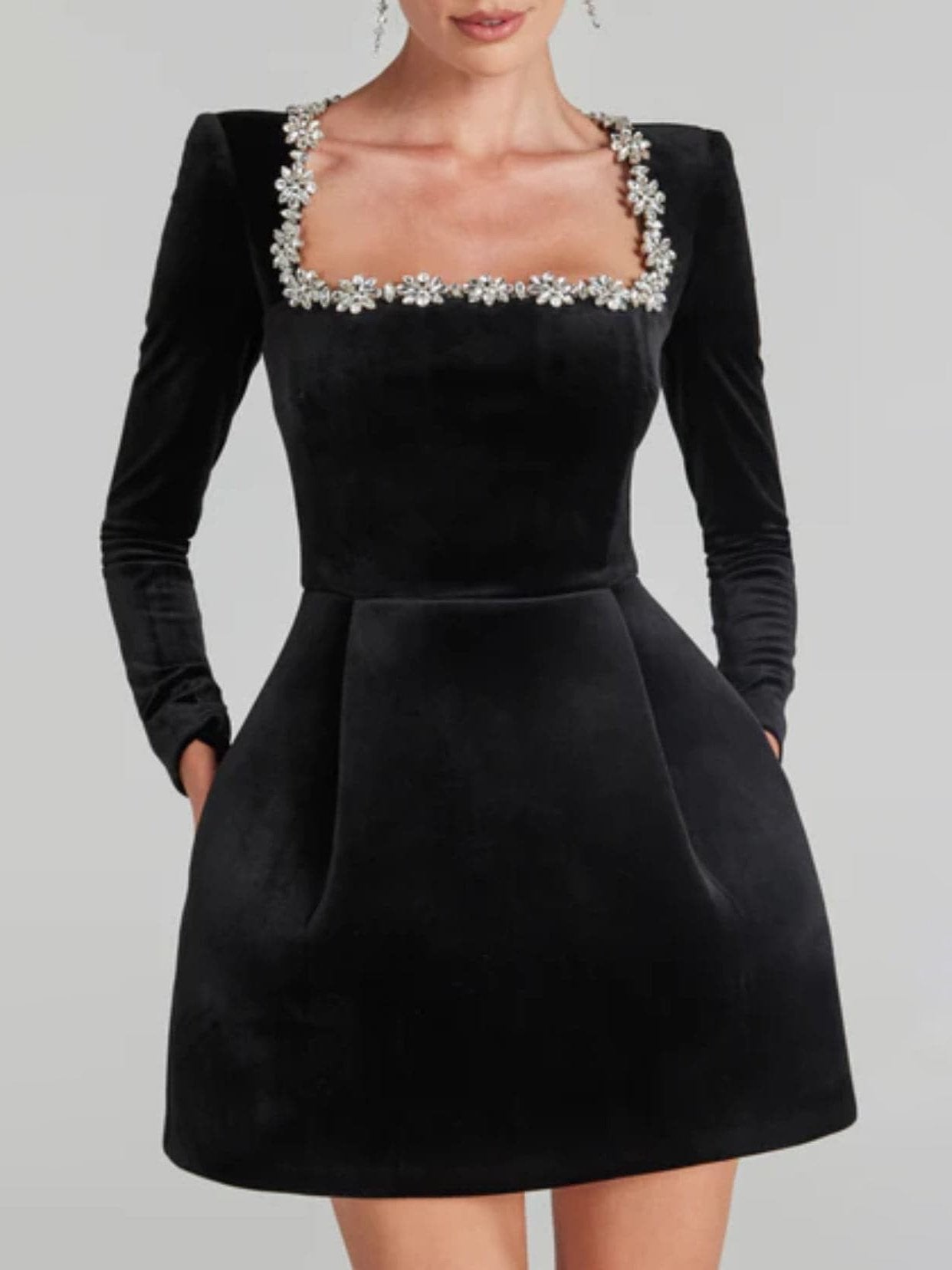 Elegantes Minikleid mit quadratischem Ausschnitt und Kristallverzierung