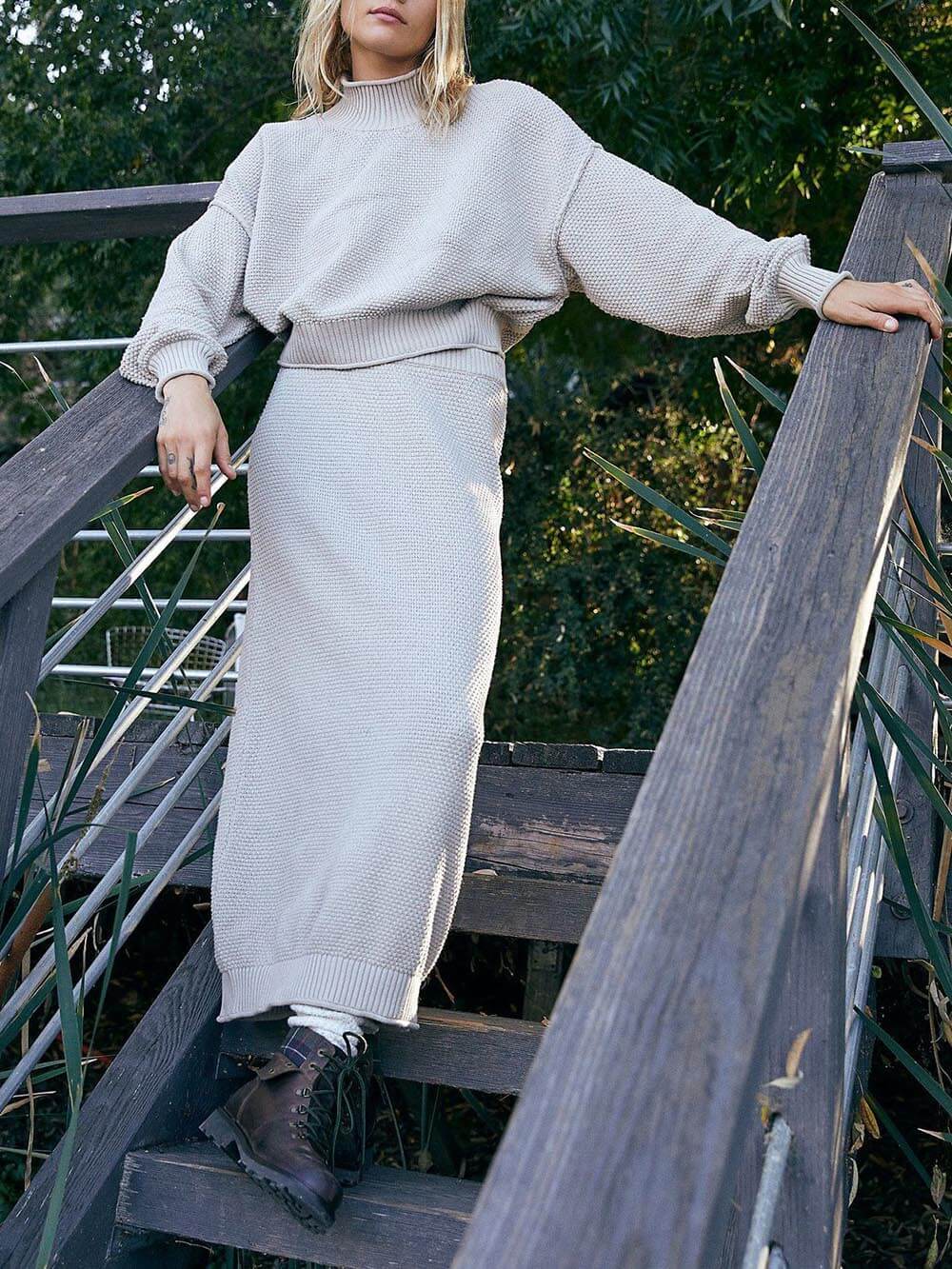 Ensemble jupe-pull unique à col haut et épaules tombantes