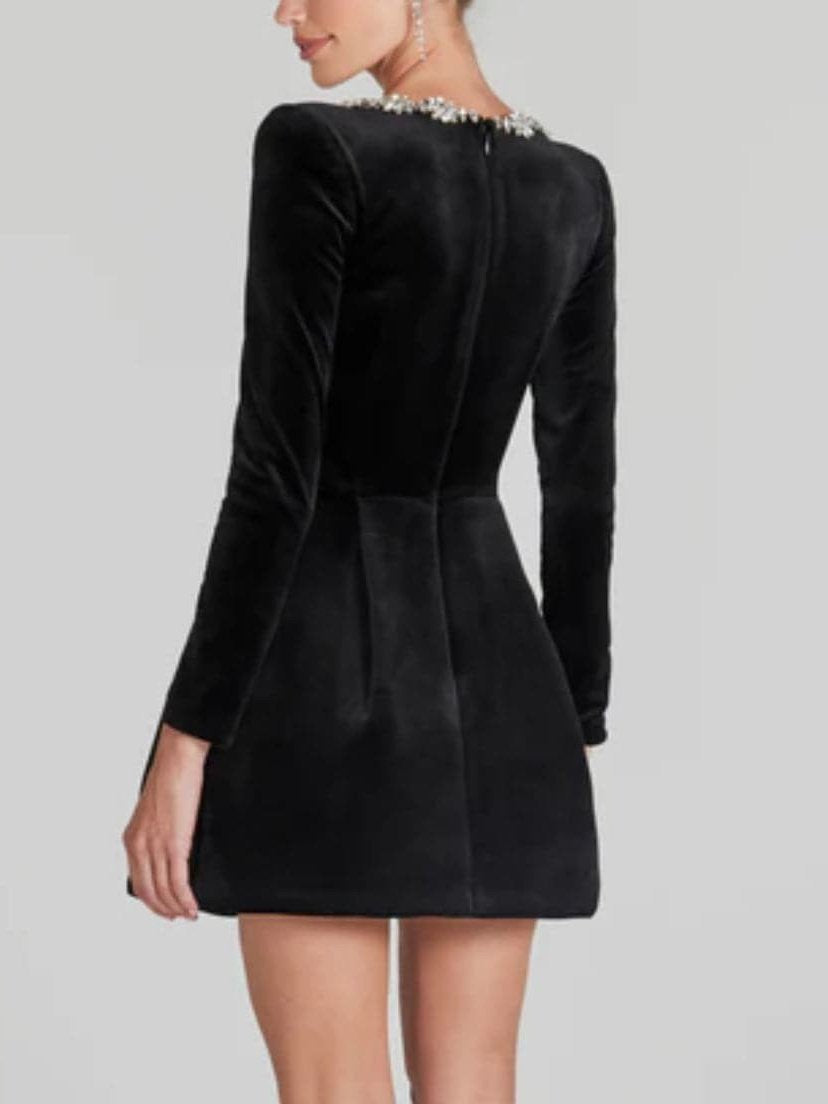 Elegantes Minikleid mit quadratischem Ausschnitt und Kristallverzierung