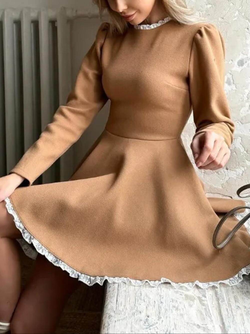 Elegantes Minikleid mit Spitzeneinsatz und hoher Taille und langen Ärmeln