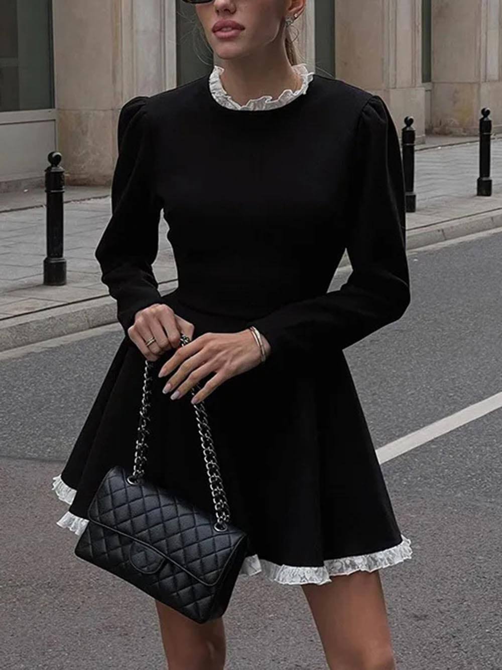 Elegantes Minikleid mit Spitzeneinsatz und hoher Taille und langen Ärmeln