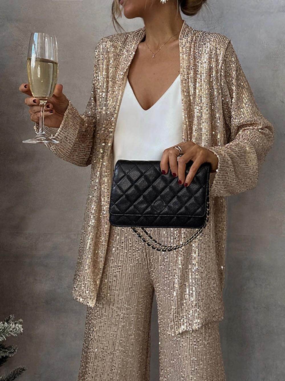 Einzigartige Party-Szene mit Pailletten, hoher Taille und weitem Bein
